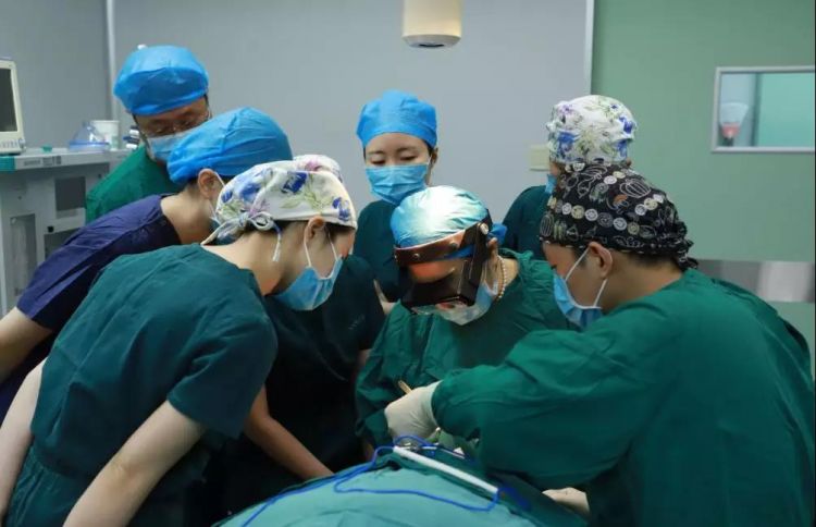 劉輔蓉教授在為求美者進(jìn)行修復(fù)手術(shù).jpeg 劉輔蓉教授在為求美者進(jìn)行修復(fù)手術(shù).jpeg