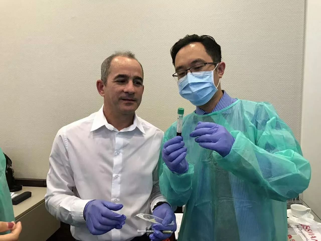 黃安華主任與Prof. Martinez現(xiàn)場實操CGF提取過程.jpeg